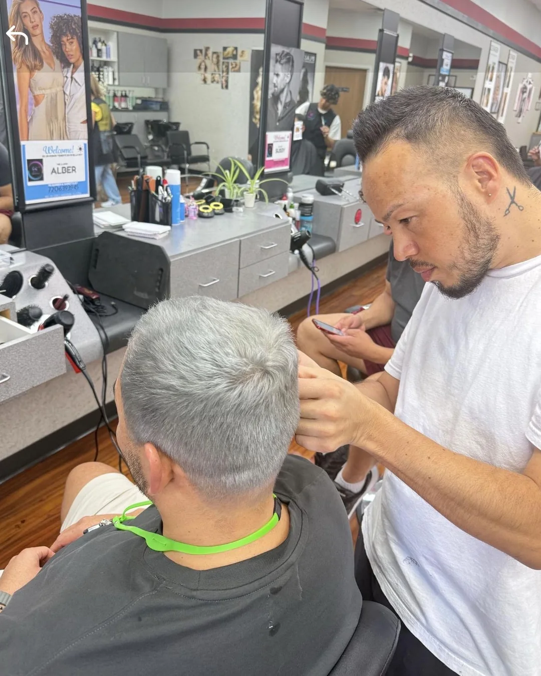 Barbero de PS trabajando en un degradado